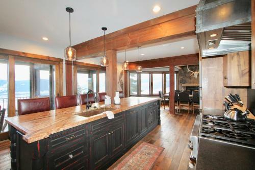Buttercup Bliss 5bd 6ba Hot Tub Fireplaces 360 Views