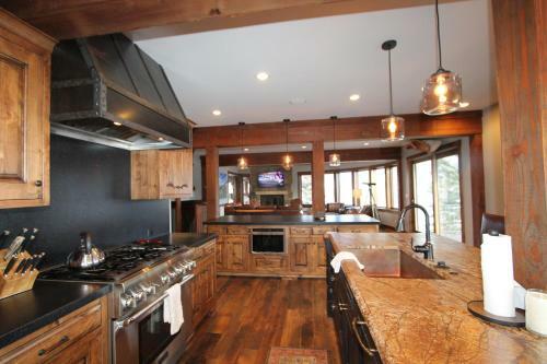 Buttercup Bliss 5bd 6ba Hot Tub Fireplaces 360 Views