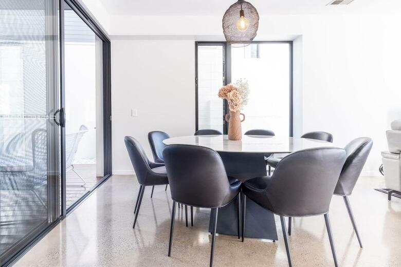 Luxury Lakeside Birtinya With Stunning Waterfront View