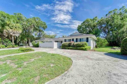Royal Getaway 5 Bedroom Home W/pool & Game Room