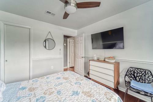 Royal Getaway 5 Bedroom Home W/pool & Game Room
