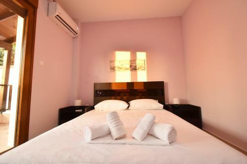 Sea Side Pine Maisonette, Siviri