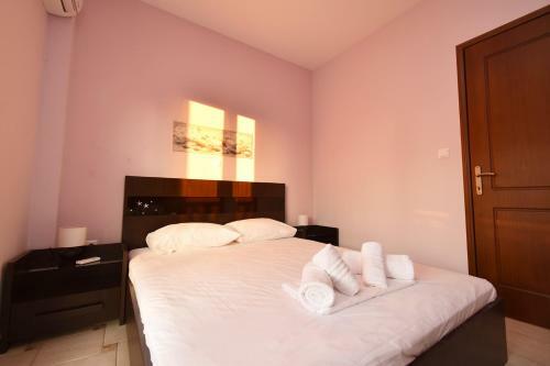 Sea Side Pine Maisonette, Siviri