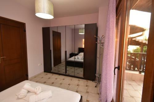 Sea Side Pine Maisonette, Siviri