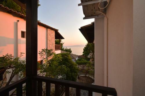 Sea Side Pine Maisonette, Siviri