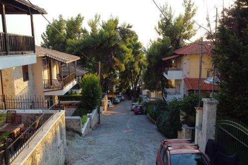 Sea Side Pine Maisonette, Siviri