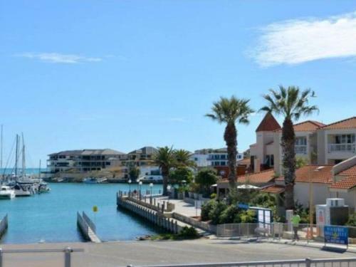Modern Luxury 1 Bedroom Apartment - Walk To The Shops!
