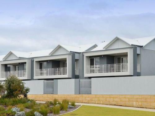 Modern Luxury 1 Bedroom Apartment - Walk To The Shops!