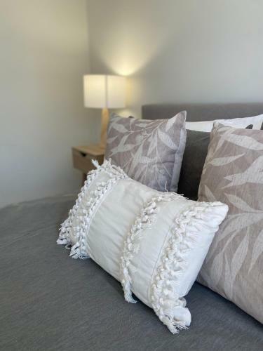 Modern Luxury 1 Bedroom Apartment - Walk To The Shops!