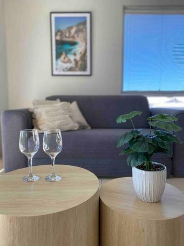 Modern Luxury 1 Bedroom Apartment - Walk To The Shops!