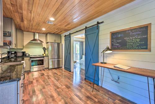 Beach And Bike Bungalow With Hot Tub And Fire Pit