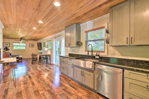 Beach And Bike Bungalow With Hot Tub And Fire Pit