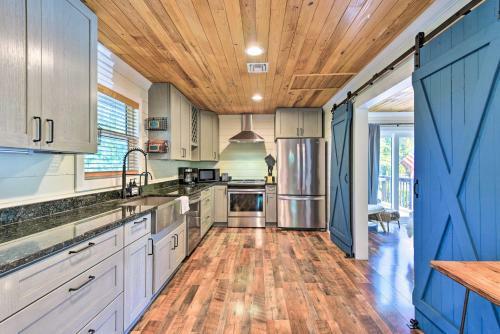 Beach And Bike Bungalow With Hot Tub And Fire Pit