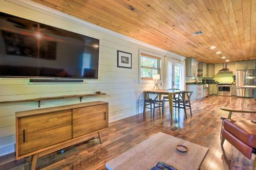 Beach And Bike Bungalow With Hot Tub And Fire Pit