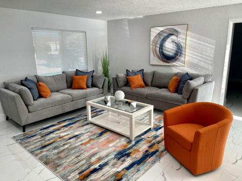 Home In West Palm Beach With Pool And Pool Table!