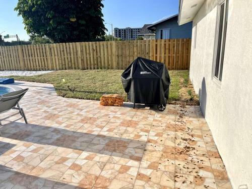 Home In West Palm Beach With Pool And Pool Table!