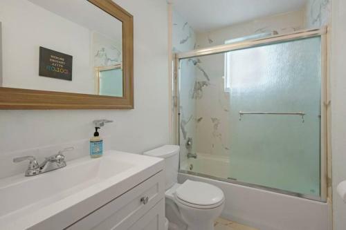 Home In West Palm Beach With Pool And Pool Table!