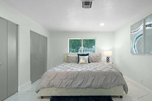 Home In West Palm Beach With Pool And Pool Table!