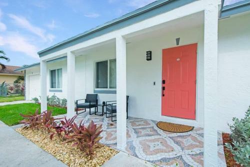 Home In West Palm Beach With Pool And Pool Table!