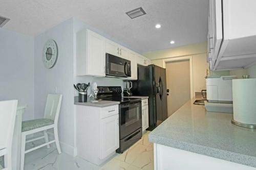 Home In West Palm Beach With Pool And Pool Table!