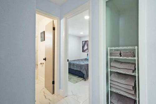 Home In West Palm Beach With Pool And Pool Table!