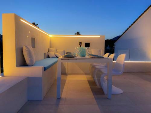 Villa Al Mar With Pool In Estepona