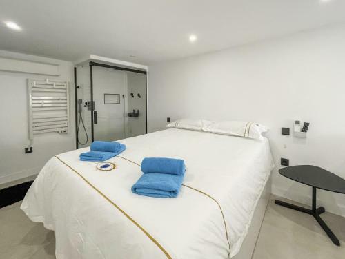 Villa Al Mar With Pool In Estepona