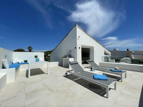 Villa Al Mar With Pool In Estepona