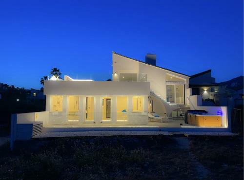 Villa Al Mar With Pool In Estepona