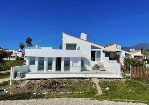 Villa Al Mar With Pool In Estepona