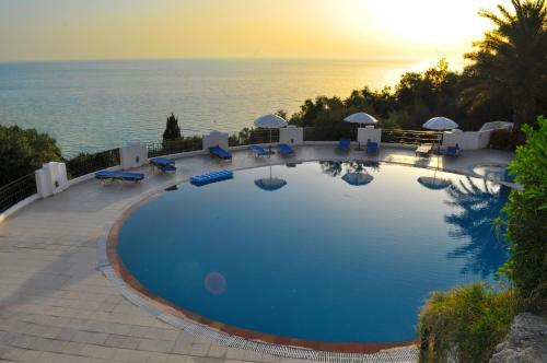 Studio Apartments Maria With Pool And Amazing View - Agios Gordios Beach