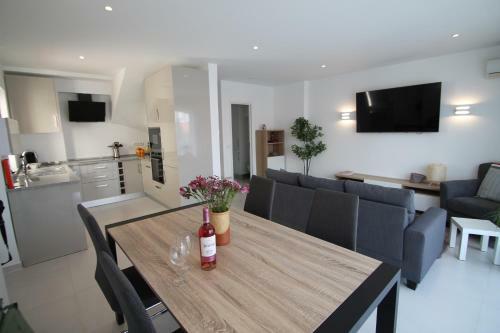 Orange Tree - Stylish 2 Bedroom Apartment In Old Village