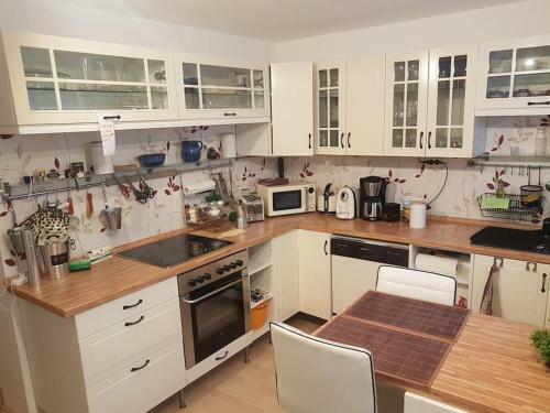 Gro�es Zimmer In Souterrain