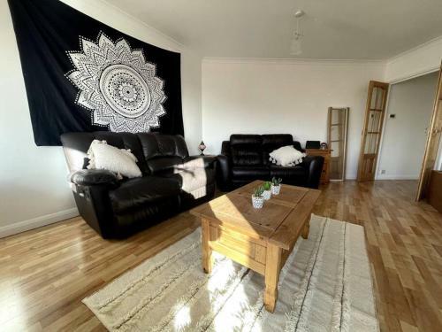 2 Bedroom Apartment In Kingston-upon-thames