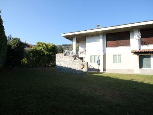 Magnificent Holiday Home In Lesa Near Lake