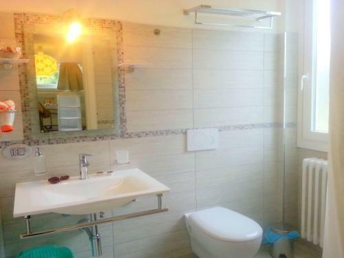 Magnificent Holiday Home In Lesa Near Lake