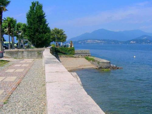 Magnificent Holiday Home In Lesa Near Lake