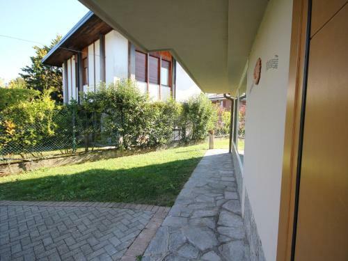 Magnificent Holiday Home In Lesa Near Lake