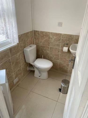 3-bedroom House With On Road Parking