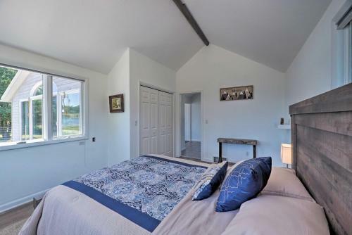 Stunning Lakeside Home With Deck On State Park!