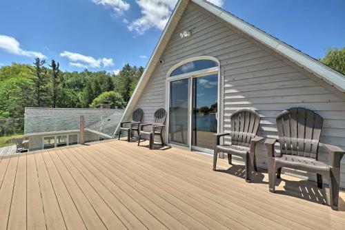 Stunning Lakeside Home With Deck On State Park!