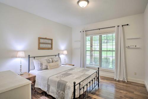 Branson Family Retreat On About 5 Acres With Decks!