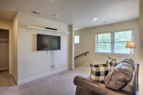 Branson Family Retreat On About 5 Acres With Decks!