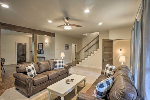 Branson Family Retreat On About 5 Acres With Decks!
