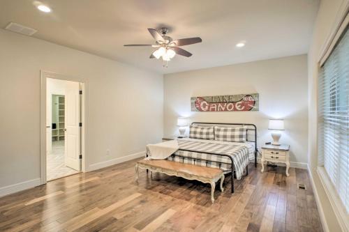 Branson Family Retreat On About 5 Acres With Decks!