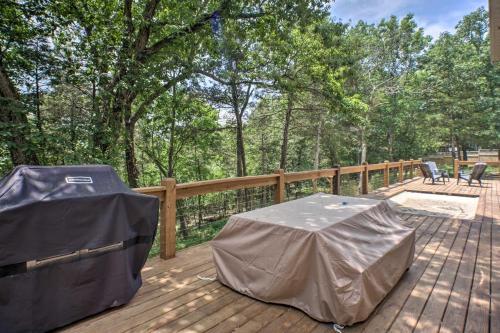 Branson Family Retreat On About 5 Acres With Decks!