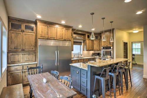 Branson Family Retreat On About 5 Acres With Decks!