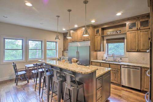 Branson Family Retreat On About 5 Acres With Decks!