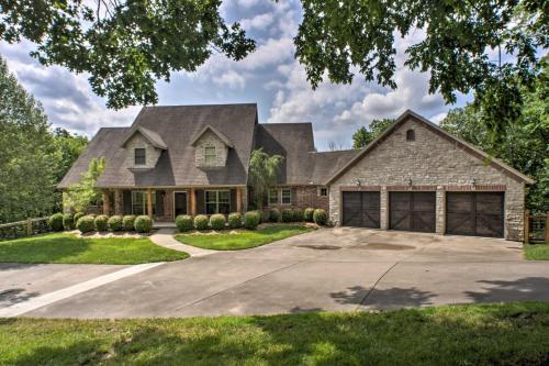 Branson Family Retreat On About 5 Acres With Decks!