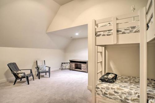 Branson Family Retreat On About 5 Acres With Decks!